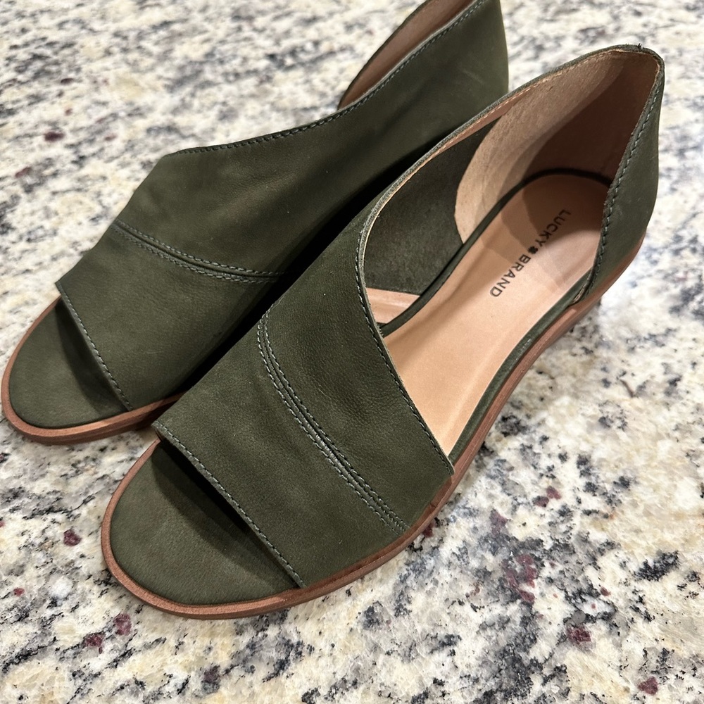 Lucky Brand Serkie Suede Green cut out peep toes SZ. 7 NWOB